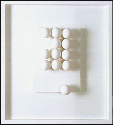 Ritmo formas en blanco, 1966. Oleo sobre madera, 45,5 x 41 cm.