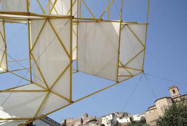 Estructura volante, serie cubos, instalación en Villafamés. (Castellón)