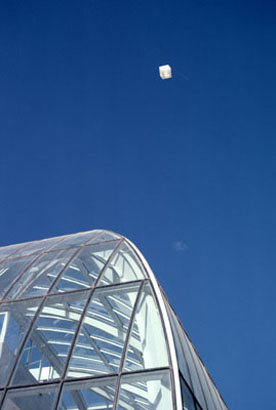 Estructura cúbica en vuelo sobre el Palau de la Música de Valencia