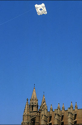 Estructura volante sobre la Catedral de Palma, 1985